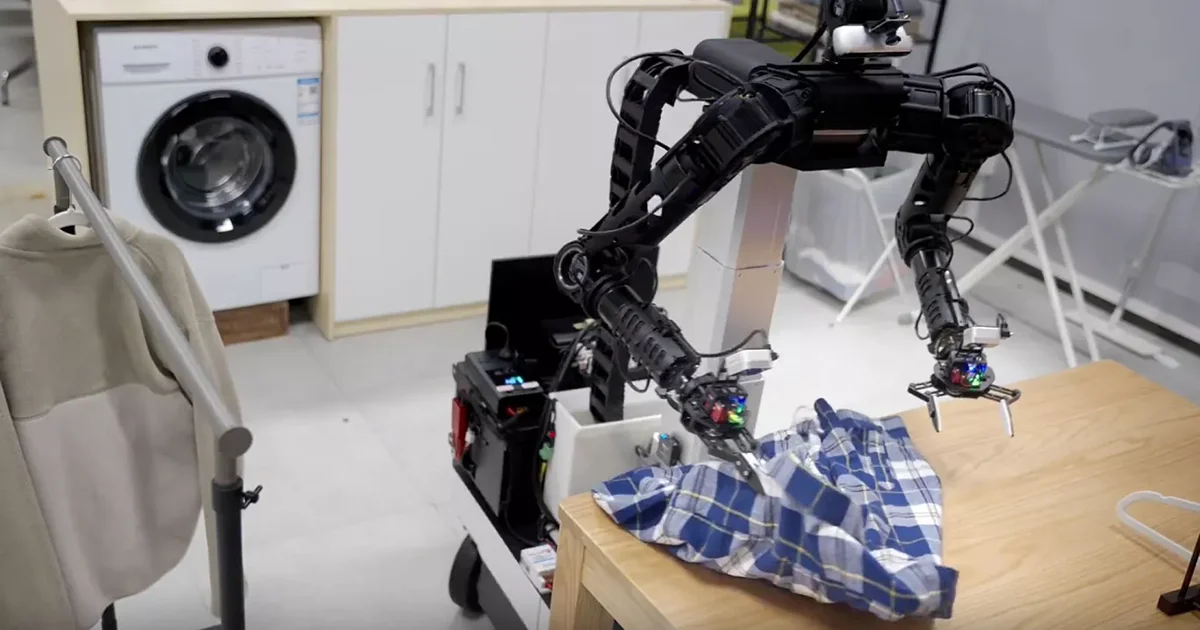 Ein Roboter wäscht und faltet Kleidung